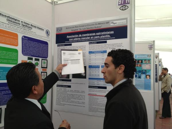 eyegeek's tweet photo. Guillermo defendiendo su trabajo en la UNAM @mexarvo http://t.co/MAliNpNr