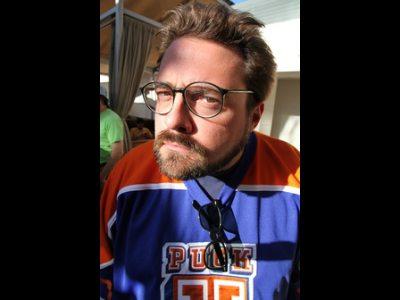 morrowchris's tweet photo. Anyone besides me going to one of 300 theaters to see @thatKevinSmith tonight? http://t.co/xuK5IlP1 http://t.co/AfGfxOXn #livefrombehind
