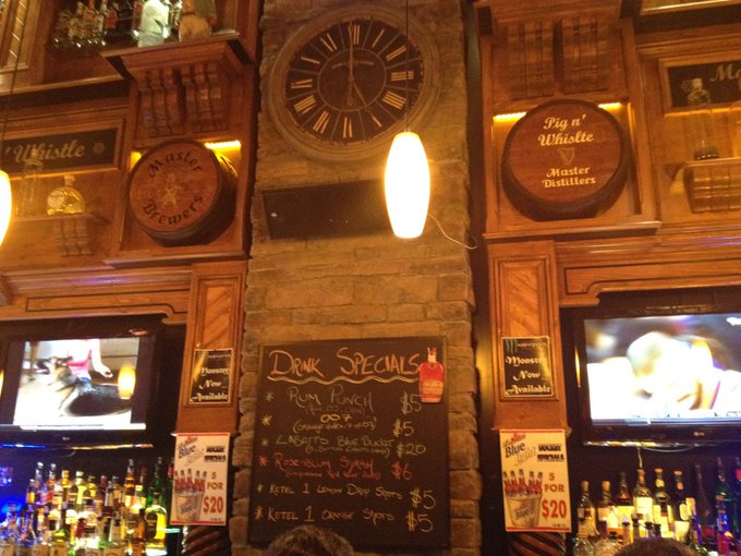 I'm out having lunch. http://t.co/Lvw7D1id