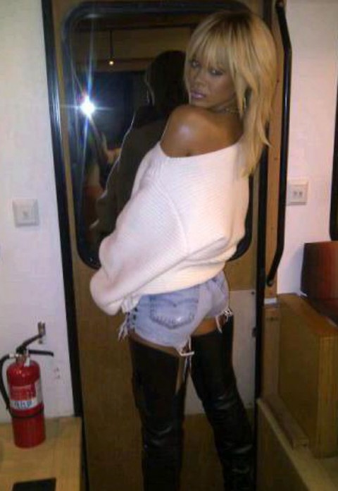 thechicspot's tweet photo. @Rihanna has a new 'do! Thoughts? http://t.co/LOifu6IV
