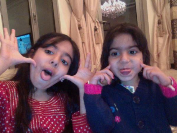 SaraALFALAMRZI's tweet photo. انا و واختي روضه http://t.co/210WOw2a