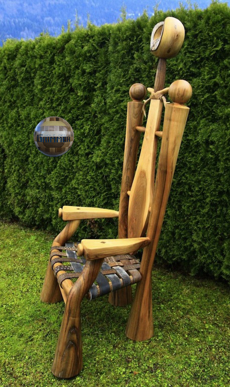 Der Thron "Bullwey" symbolisiert die Würde eines Menschen.
Die Maße dieses #Kunstwerks ist h:195 b: 90 t:85cm in Nuss