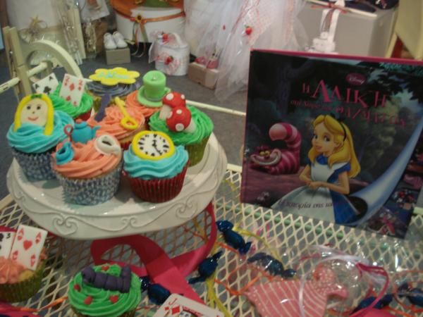 Cupcakes "Η Αλίκη στη χώρα των θαυμάτων".....