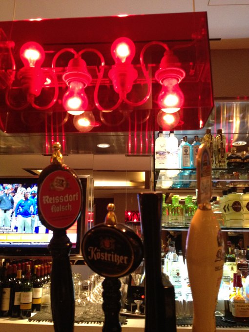 I love this shot :) I'm having a drink just waiting for my flight.  Xxoo. http://t.co/gLbXnVY4