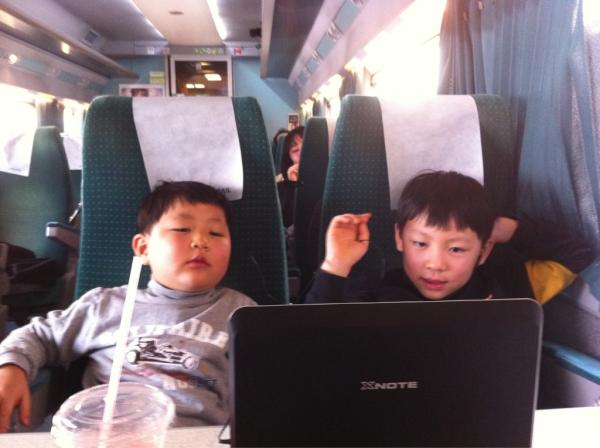 smugman74's tweet photo. 기차안에서.. http://t.co/mVfoIkB5