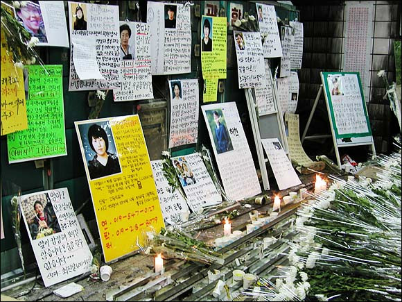 limjc0040's tweet photo. 잊지 않으셨죠? 2월 18일. 대구지하철참사가 일어난지 9년이 되는날입니다. 다시는 반복되지 않아야 할 이 날... 고인의 명복을 빌겠습니다. http://t.co/Ql1JcuSW
