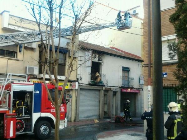 PCSAMUTORREJON's tweet photo. Samu Torrejon atiende una persona por inhalación  de humo, a consecuencia de una vivienda totalmente quemada. http://t.co/Tm6OTIJn