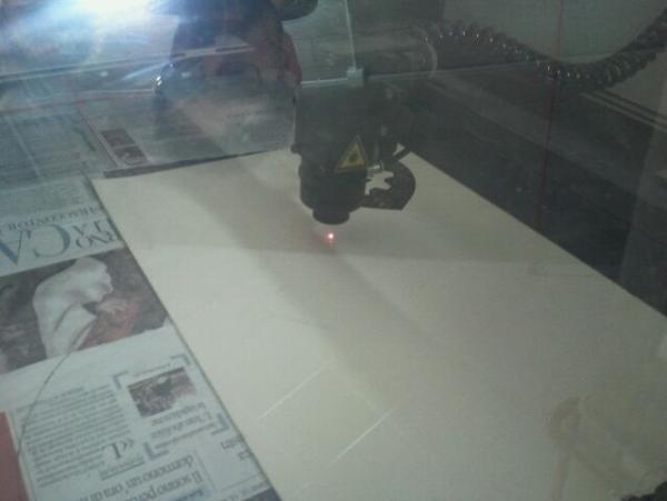 VonGomben's tweet image. Primo taglio laser al #fablabTo #officineArduino
