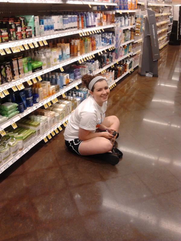 FineAssRiyah's tweet image. This hoee @RachelColitz sittin in the floor at krogers #miltonproblems