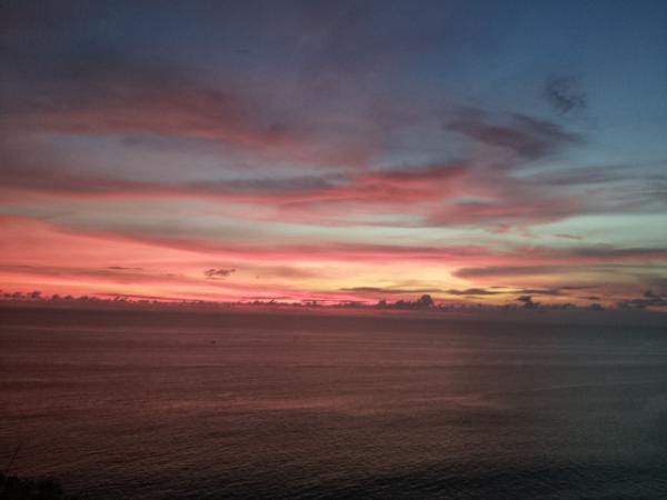 izuminchu123's tweet photo. ウルワツの夕日癒されます http://t.co/3ZReWV5U