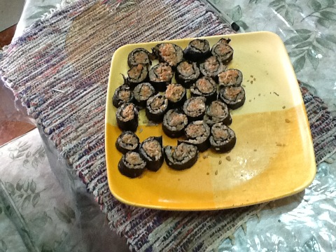 AlexCarlG's tweet photo. Spicy tuna sushi! :-) http://t.co/cabQx8vm