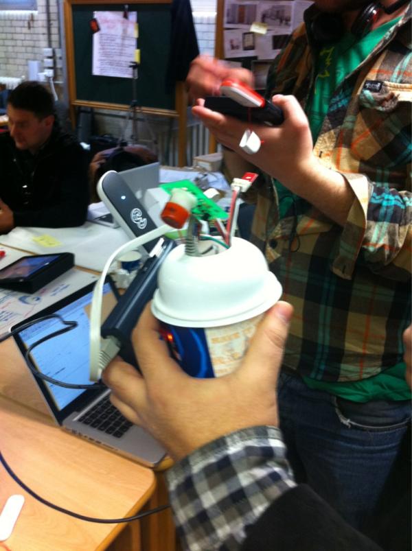 DorienZ's tweet image. #airqualityegg #LCCS2 #pachube Egg is sending out data from icecream cup