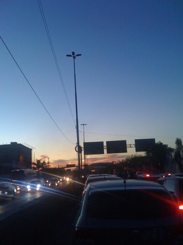 paolafiuza's tweet photo. Já esta amanhecendo e ainda não sai da Av. Brasil!!!!! http://t.co/xhNEowkS
