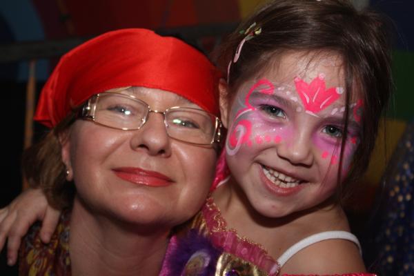 kindercarnaval's tweet photo. Vandaag 14.00 uur zaal open. Voor de kinderen grimeur aanwezig. Vaders/moeders/opa's,oma's welkom!
http://t.co/hP8rKBUr http://t.co/WMQSTdIv