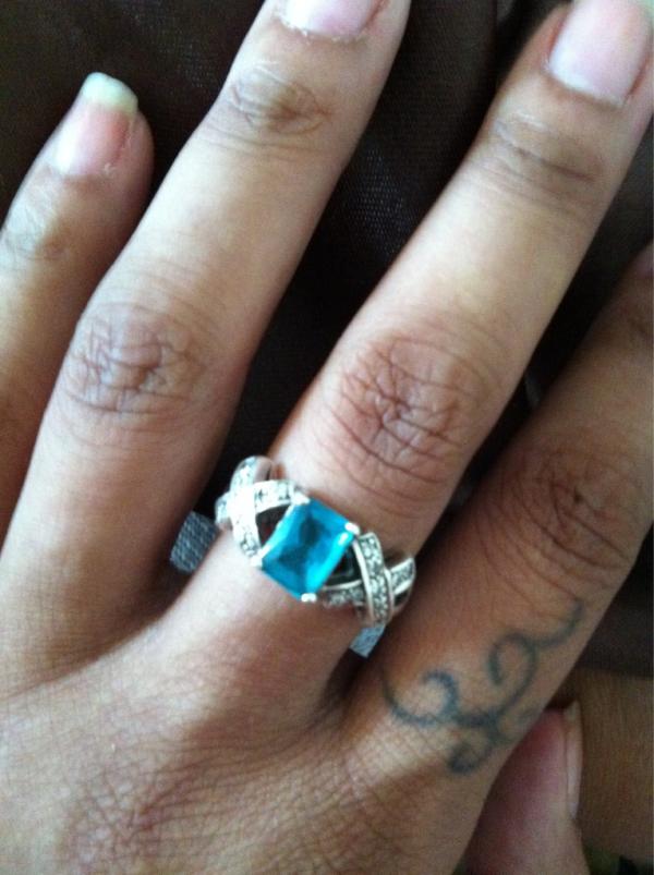 YepItsTASHA's tweet photo. My mom gave me a beautiful vintage ring... I love it :) http://t.co/xe929sLG