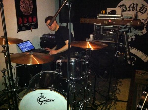 TheBarrels's tweet photo. Da var vi på plass i studio. Trommer er ferdig. http://t.co/NC4dPvN7