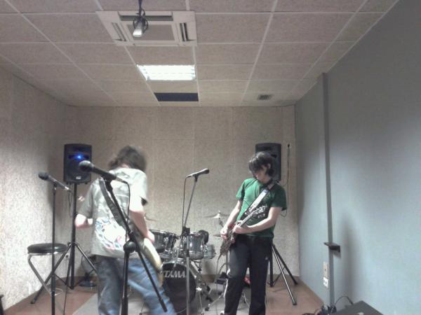 crawlband's tweet photo. waiting guitar man to start http://t.co/F5O3gBhL