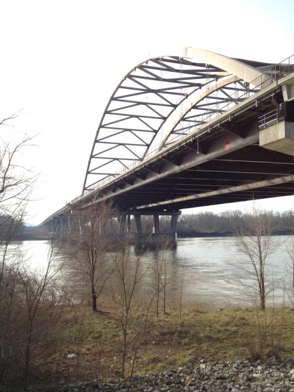 MyLeadFeet's tweet image. Cross the wide Missouri, it&apos;s chilly out!  24 more miles to warmth and good beer. #incentivealignment