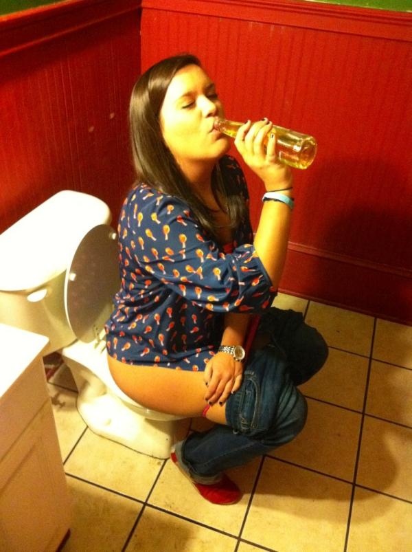 chanmcgee14's tweet photo. Oddly enough I have this picture from multiple separate occasions @Meggy0312 #pottyprincess http://t.co/TuCnpc88
