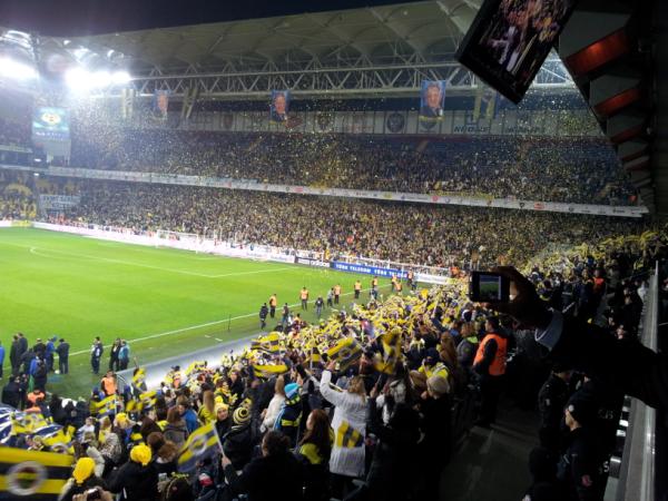 Demba Ba On Twitter In Istanbul Went In Fenerbahce Stadium At The Game Of My Brothers Crazy Atmosphere 45 000 Fans And Only Woman Sick Http T Co A40snurs