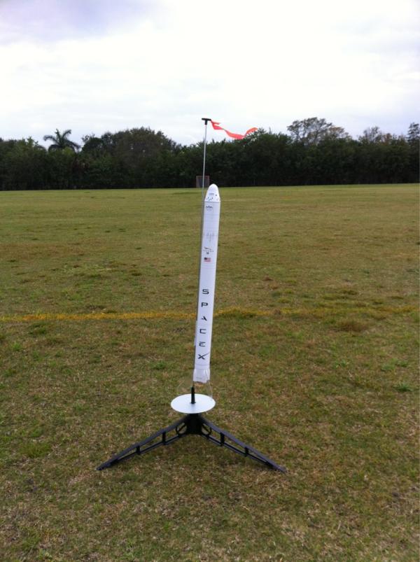 Jesszuber's tweet photo. Beautiful day for a @SpaceX rocket launch with @scheffman http://t.co/TBzELjOY