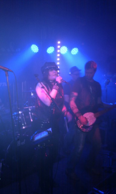 barracudarock's tweet photo. Eerste set loopt als een speer.
Geheel in stijl verkleed voor het carnaval natuurlijk. http://t.co/TjL0jfOL