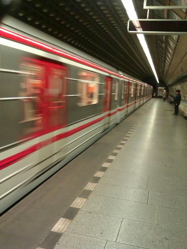 a nice view @ Prague subway on saturday 5 am
