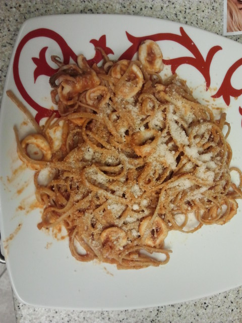 The_Sagely_One's tweet photo. First ever attempt at calamari = awesome!! Garlic sauteed calamari with fettucini and a parmesan marinara sauce http://t.co/towFEsKa