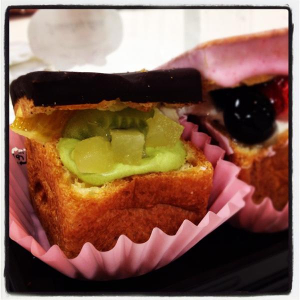 chika_1219's tweet photo. 早速食べました！ おいしー“@okinawachiba: ナチュラルローソンから今日発売の新スイーツ。
★私のごほうび★jewelry box
#ozsweetsbox http://t.co/ualk4kyW” http://t.co/Bwgxg3Jh