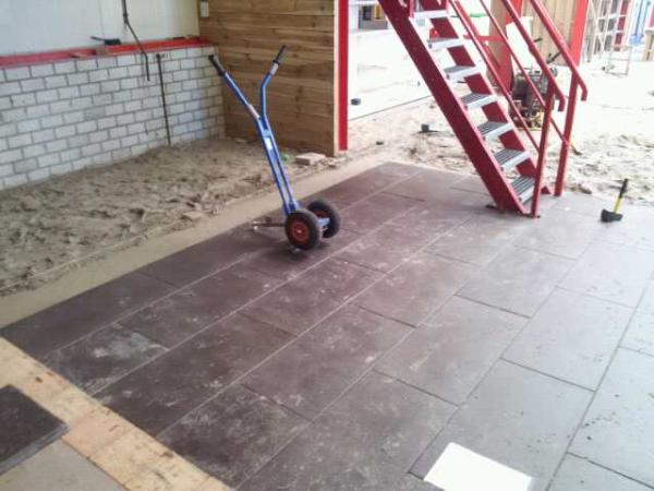Spaansen_TBM's tweet photo. #spaansen tuin en bestrating druk bezig met de showroom in winkel. De gehele overdekte showtuin word verniewd. http://t.co/mIxUXeJM