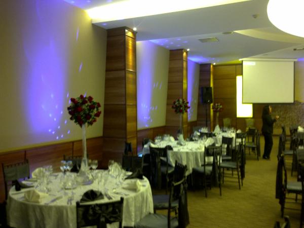 QWEVENTOS's tweet photo. decoramos las paredes con iluminacio en tus eventos http://t.co/t74Q3ewi
