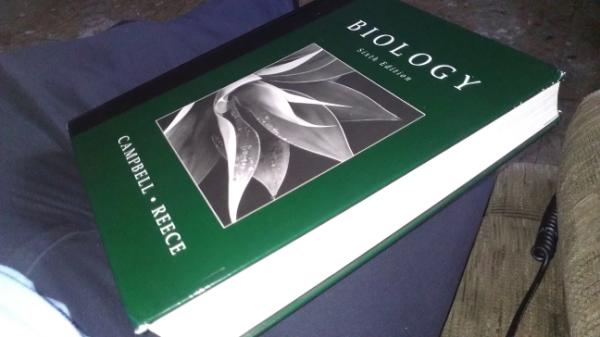 joeyfallon77's tweet image. 9 pounds of college biology... #sonotfun