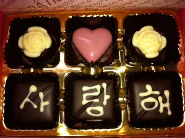 ej4122's tweet photo. 충청북도 영동. 
포도가 많이 나기로 유명하죠. 
그 포도를 이용해서 만든 "포도초콜릿" 
발렌타이데이를 앞두고 정신없이 바뿌시네요. 
가격도 저렴하고 특별한 느낌이둔요. http://t.co/7PV07aAB