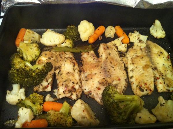 Kajuissleeping's tweet image. #KitchenSuccess, my first perfect easy baked Tilapia with veggies