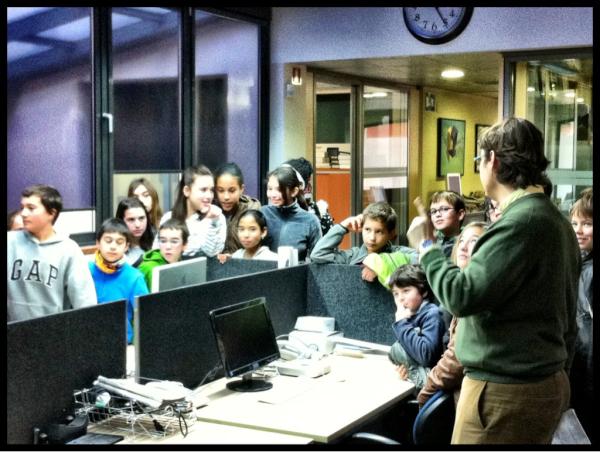 totsantcugat's tweet photo. Els alumnes de primària de l'escola La Floresta aprenen com es fa el @totsantcugat i el #DiariSc http://t.co/aqFrDTLu