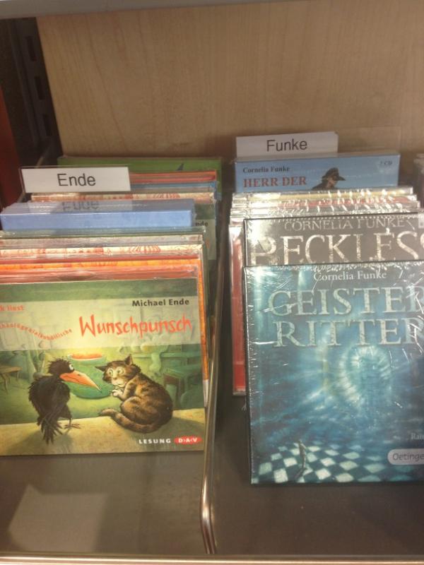 ChusBello's tweet image. Da gusto trabajar y traducir para una de las grandes, junto a los grandes :) @corneliafunke