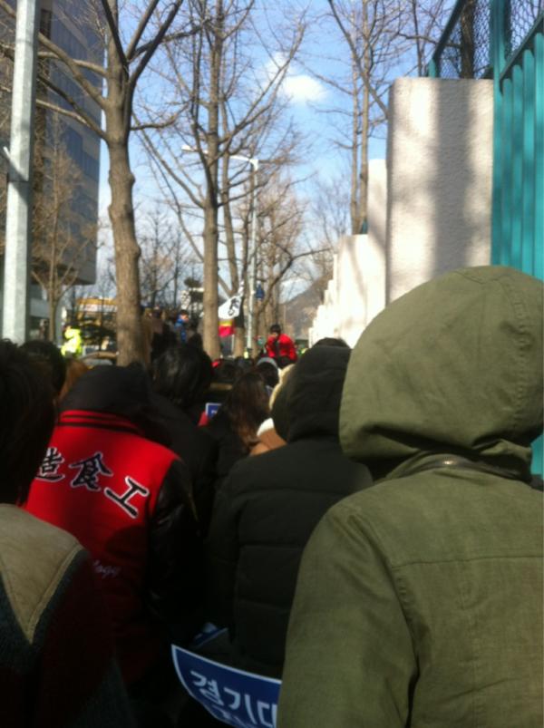 soyeont's tweet photo. 오늘은 다시 사학분쟁조장위가 열리는 날. 경기대학교가 다시 비리 구재단의 손아귀로 돌아갈 위험에 처했습니다. 걸어올 땐 따뜻한 날 같더니 야심차게 장만한 방한옷이 무안하게 칼바람이 등을 때립니다. http://t.co/O9XvFWXu