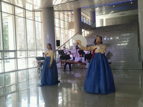 onepnu's tweet photo. 국악대학학생들의 신명나는공연-홍보실 http://t.co/0VcehGH7