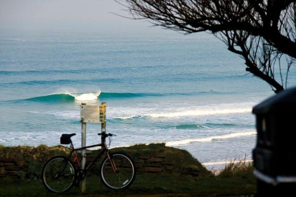 Fistral this morning, ditch the bike and rubber up...