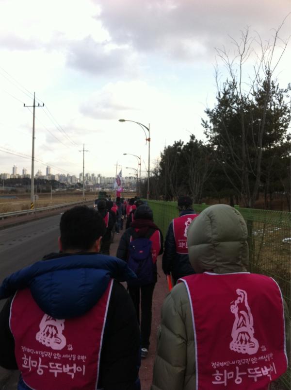 witchwithwind's tweet image. #희망뚜벅이 RT @kiahbt2012: 이제 얼마 안 남았다. 머리 위론 전투기가 날아다니는 이 곳을 떠나 한신대로 갑니다. #기아해복투
