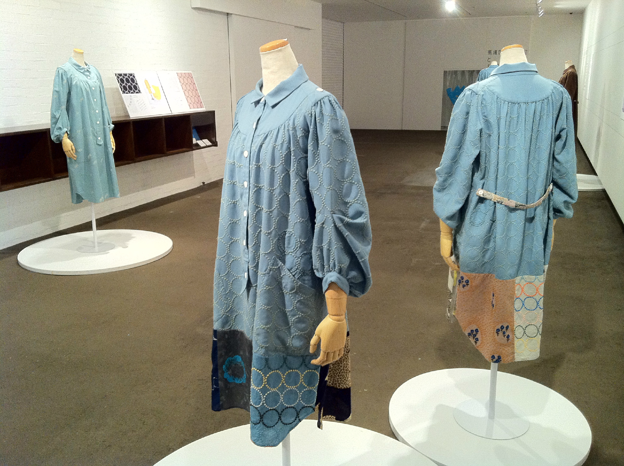 青森県立美術館 そうでござりまする かわいいんですよ 写真は ほつれたものをリメイクしたものです Rt Barusbaru ミナ ペルホネンってスカイツリーのあの制服のところかーって思ったら青森県立美術館の制服も手がけてたで