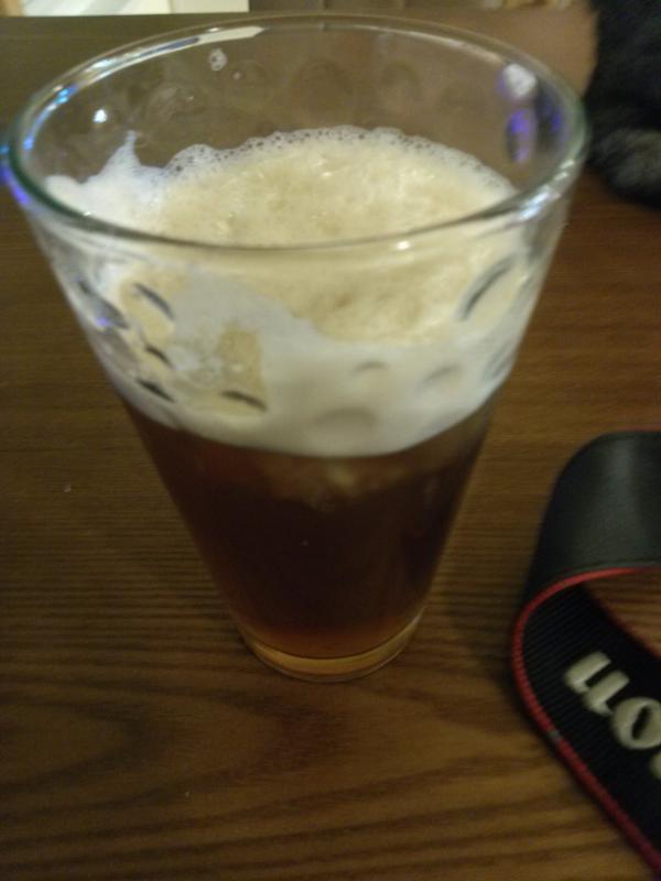 jeahueng's tweet photo. 역쉬 맥쥬는 거품맛~!!! 이러고 싶지만  술을 못하는 나로썬...ㅎㅎ 이건 일본 에서 사온 아이스티 ㅎㅎ 거품이ㅎㅎ 신기하다 http://t.co/88hQy1XC