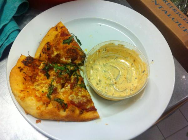 OhShogood's tweet photo. @RumTuckTugger pizza and sriRANCHa http://t.co/ufxvUg9R