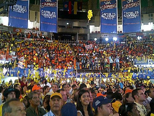 hcapriles1's tweet photo. Que realero tuve que pagar para llenar ese Forum de Valencia menos mal que tengo el dinero de la GOBERNACION DE MIRANDA http://t.co/H3DJ35Mq