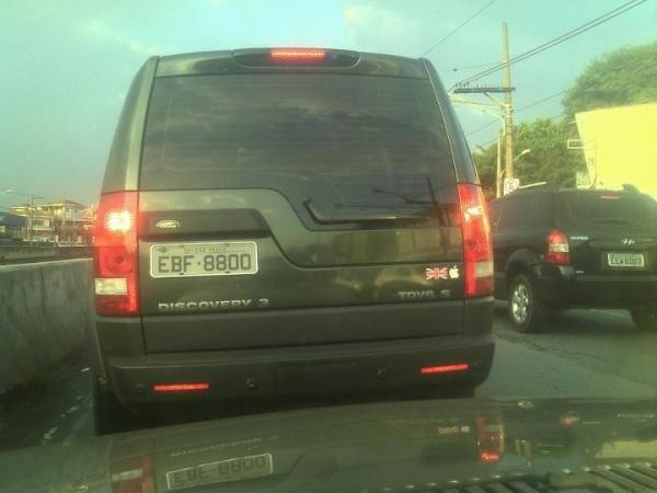 Cuonor's tweet photo. Esse cara jogou um pote de sorvete no rio!!! Tem dinheiro, mas nao educação.
Divulguem!!!! http://t.co/mGAL41ua