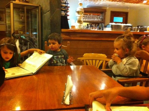 martinvmilnes's tweet photo. “@braincokinho: Para no perder la costumbre, fogateando con los niños en la casa!//que buena nosotros en la Suiza http://t.co/GkYLtEUJ
