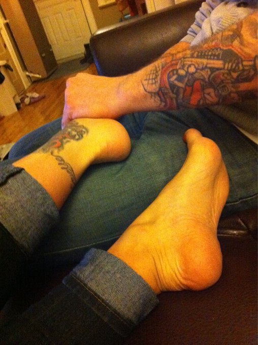 It's time for my Thursday night foot massage :) Soooo relaxing... http://t.co/d5fcG26B<a href="/tag/sneakers"class="tags"><span>#sneakers</span></a><a href="/tag/vans"class="tags"><span>#vans</span></a>