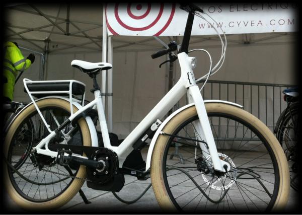 Bordeaux's tweet photo. Les vélos du futur s'installent sur la place Pey Berland à #Bordeaux dans le cadre de #cyclab http://t.co/ftPHUdfW http://t.co/XnlXr6cw