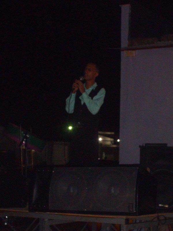 UncionBendicion's tweet photo. el pianista del grupo predicando.. no solo cantamos y tocamos tambien predicamos http://t.co/I9Q6u5AP