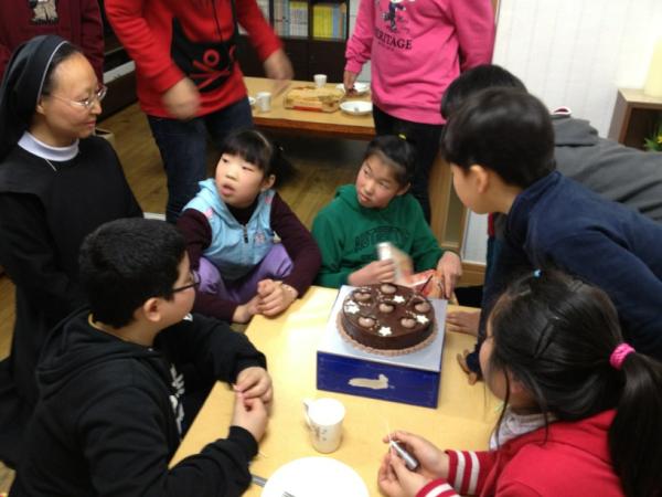 hamsang's tweet photo. 4년만에 돌아온 진이생일. 수녀님 제가 말한 건 이 선물이 아닌데요!!? http://t.co/ovkCIndv